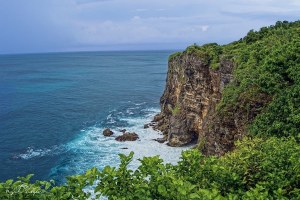 TURIS ASAL SOLO BERSELFIE DI TEBING PURA ULUWATU YANG BERUJUNG KEMATIAN