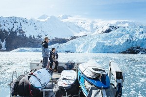 COMFORTABLY NUMB : MICK FANNING DAN MASON HO MENEMUKAN KESEMPURNAAN BEKUNYA OMBAK ALASKA