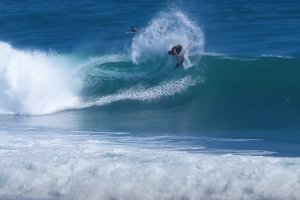 Kelly Slater menjelajahi ombak Indonesia