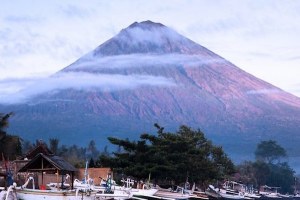 GUNUNG AGUNG BALI BERSIAP UNTUK MELETUS, WARGA DIMINTA BERSIAGA