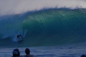 PARA SURFER PRO NIKMATI SWELL EPIK PIPELINE