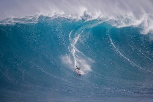 Bocah 12 Tahun Taklukkan Ombak Giant di Jaws