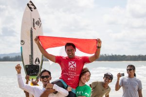Raditya Rondi dan Dhea Natasya Klaim Kemenangan RAST 2018 divisi Shortboard di Cherating Beach di Malaysia