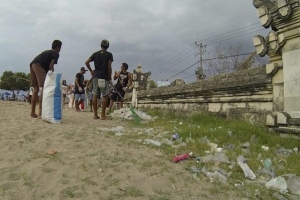 Beach Clean Up di Kuta Bali