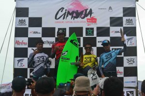 CIMAJA END YEAR SURF CONTEST BERLANGSUNG ANTUSIAS DENGAN KOMPETITOR YANG DATANG DARI BERBAGAI DAERAH