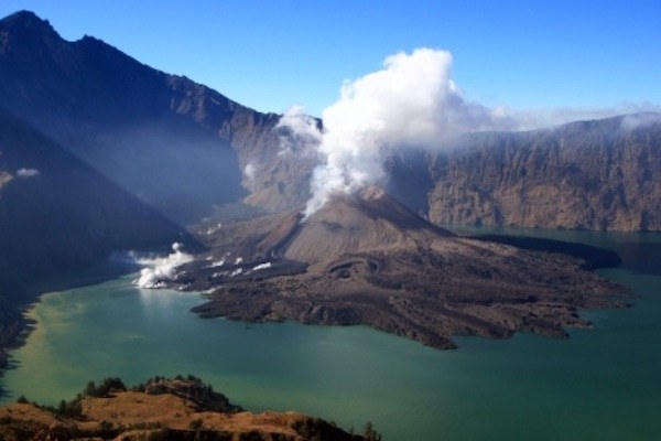 Pemandangan Gunung Baru Jari: Gunung Baru Jari yang menjulang di tengah Danau Segara Anak