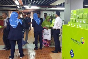 SELAMA BULAN PUASA, BANDARA SOETTA BAGI-BAGI KURMA DAN AIR MINERAL UNTUK PARA PENUMPANG