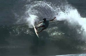 Marlon Gerber surfing saat musim hujan
