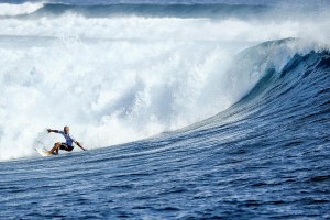 KELLY SLATER BERAKSI MEMUKAU DI HARI PERTAMA FIJI PRO