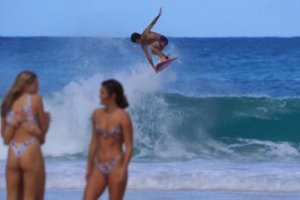 Mason Ho nikmati ombak di Oahu