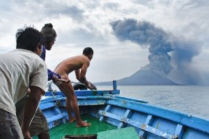 GUNUNG ANAK KRAKATAU ERUPSI SETINGGI 1000 METER