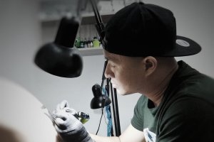 OMBAK RAKSASA ULUWATU MENGINSPIRASI SEORANG TATTOO ARTIS