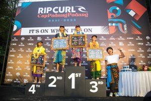 Erin Brooks Memenangkan Women&#039;s Super Heat Di Rip Curl Cup Padang Padang 2022