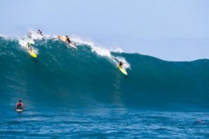 BERSELANCAR KLASIK DI WAIMEA BAY BERSAMA MASON HO