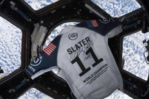 BAJU KOMPETISI KELLY SLATER SAMPAI DI LUAR ANGKASA