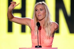 Bethany Hamilton memprotes aturan baru yang memperbolehkan wanita trans berkompetisi dengan wanita.