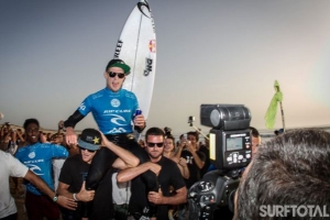 MICK FANNING TRIUMPHS IN PORTUGAL AND THREATENS MEDINA