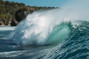 PARA UNDANGAN RIP CURL CUP MENANTIKAN OMBAK TERBAIK PADANG PADANG DI TAHUN 2018