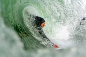 SURFER IRLANDIA MEMBUAT PAPAN BODYSURF YANG DIPRODUKSI DENGAN BOTOL SUSU DAUR ULANG