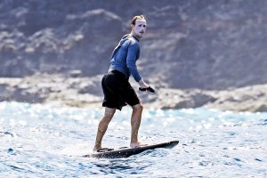 MULTIBILLIONAIRE MARK ZUCKERBERG NIKMATI SURFING DI HAWAII