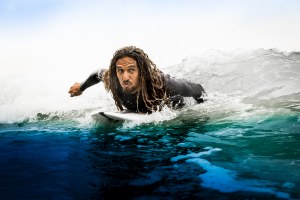 GAYA RAMBUT KEREN ALA SURFER YANG MUNGKIN BISA KALIAN CONTEK