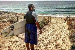 PRIA INI MENUNJUKKAN BAHWA SURFING ADALAH UNIVERSAL