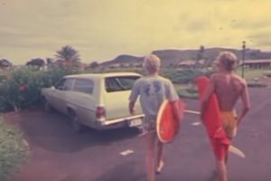 CARA SURF DI PANTAI UTARA OAHU / HAWAI PADA TAHUN 1977