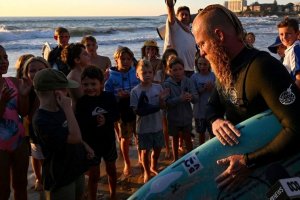 Rekor Dunia Surfing Terlama Dipecahkan oleh Surfer Asal Australia