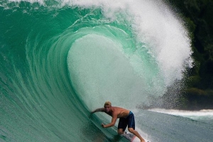 MICK FANNING, GARUT WIDIARTA DAN LUKE HYND SURFING DI SUMATRA