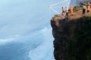 TURIS BELARUSIA JATUH DARI TEBING ULUWATU SAAT SELFIE