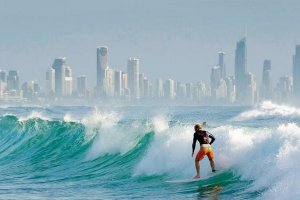 MAYOR DE GOLD COAST TIDAK MELARANG SURFER BERSELANCAR MESKI PANTAI DITUTUP