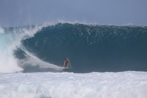 DESERT POINT DENGAN KEINDAHAN OMBAK DAN BARREL NYA