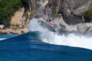 KETUT AGUS DAN DHEA NATASHYA MENANG DI PERHENTIAN #1 RIP CURL GROMSEARCH 2017