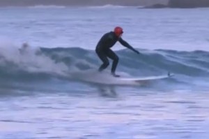 WOW!! WANITA INI MASIH AKTIF SURFING DI USIA 71 TAHUN