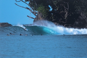 MENTAWAI MERENGGUT NYAWA DUA ORANG SURFER