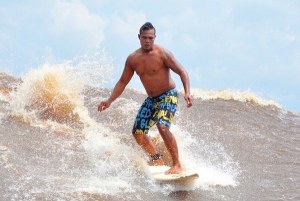 EDDIE BONO : BELAJAR SURFING KARENA TUNTUTAN EKONOMI