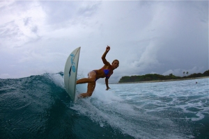AMY KOTCH SURF DI MALDIVES