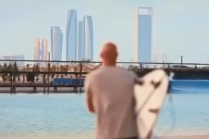 Kelly Slater Membuat Debut di Wave Pool Baru di Abu Dhabi dan Menyebutnya Sempurna.