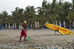 SONNY PERRUSSEL berjuang untuk pantai Bali