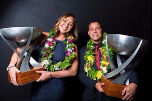 CARISSA MOORE DAN DE SOUZA TERIMA TROPHY BEST SURFER DI WSL AWARDS 2016