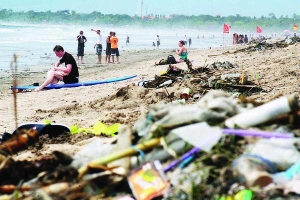 Sampah di Pantai Kuta