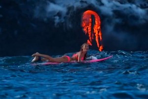 EKSTRIM !! SURFER WANITA INI SURFING DIBAWAH ERUPSI VOLCANO