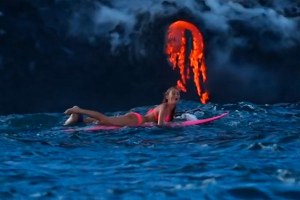 EKSTRIM !! SURFER WANITA INI SURFING DIBAWAH ERUPSI VOLCANO