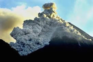 GUNUNG RAUNG MELETUS LAGI, BEBERAPA BANDARA DITUTUP LAGI