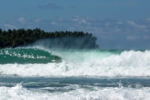 SURFER NIAS JUSTIN BUULOLO TUNJUKAN KEMAMPUANNYA TAKLUKAN BERBAGAI SWELL DI NIAS