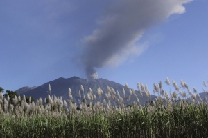 BADAI TROPIS NANGKA MEMPENGARUHI ABU VULKANIK GUNUNG RAUNG