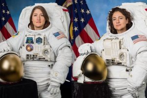 REKOR : NASA KIRIMKAN DUA ASTRONOT WANITA TANPA PRIA KE LUAR ANGKASA