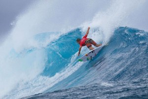 Adriano de Souza adalah peselancar yang paling laku dalam penempelan stiker di papan selancar.( Pic by WSL)