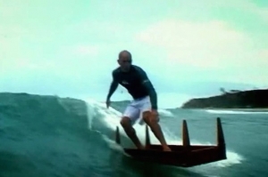 KELLY SLATER SURFING MENGGUNAKAN MEJA