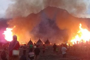 SETELAH PADANG RUMPUT GILILAWA, KINI KAMPUNG ADAT GURUSINA, FLORES TERBAKAR